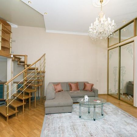 קייב Stylish Two-Level Flat 2 Min From Khreschatyk מראה חיצוני תמונה