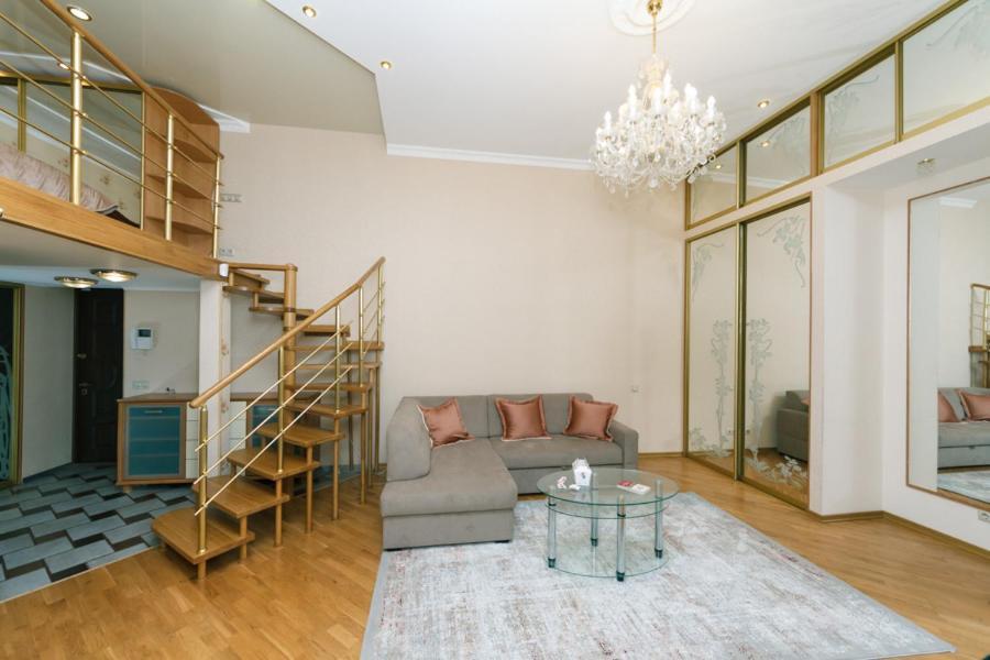 קייב Stylish Two-Level Flat 2 Min From Khreschatyk מראה חיצוני תמונה